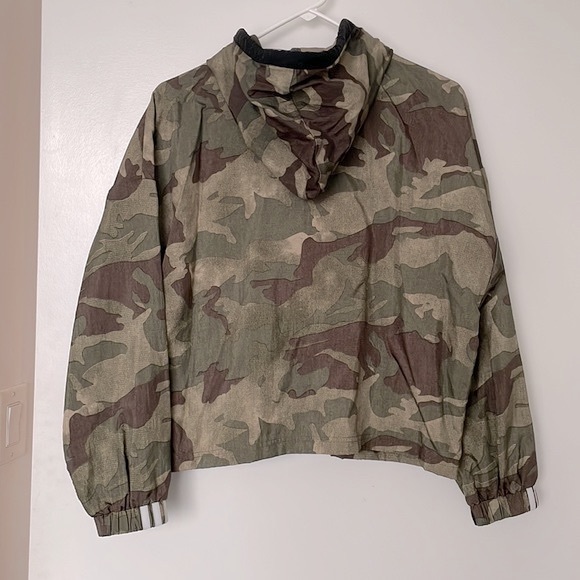 Adidas cropped jacket in Camo - Picture 6 of 7